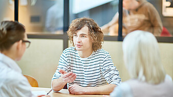 Bewerbungsgespräch_Colourbox Bewerbungsgespräch mit jungem Bewerber und zwei Personalern