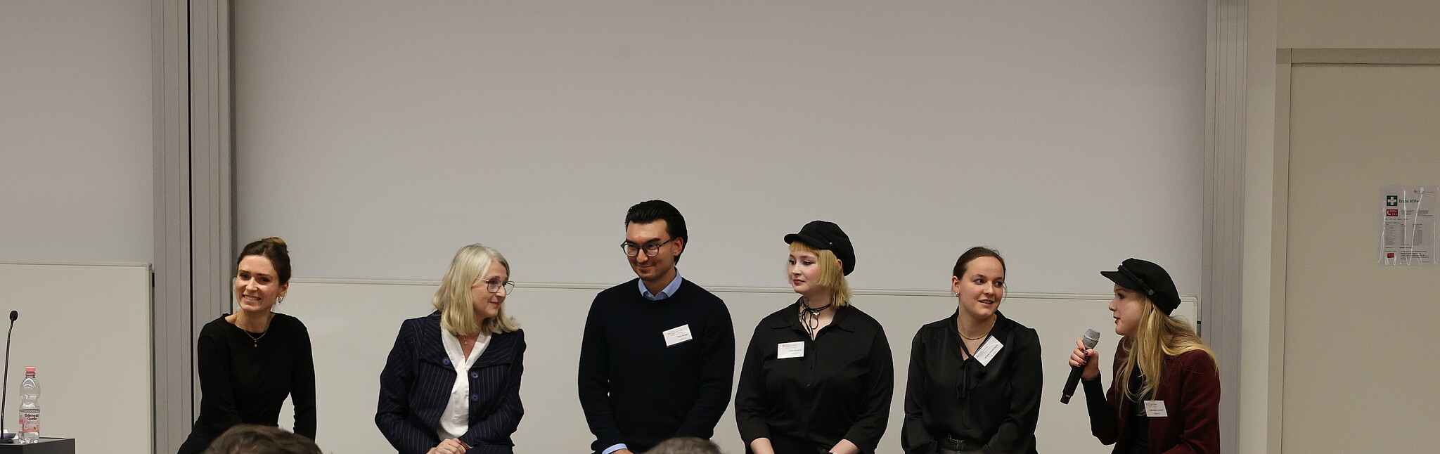 251111_ESWIRD_Demokratie_Podimsdiskussion1 Gruppenbild von der Podiumsdiskussion