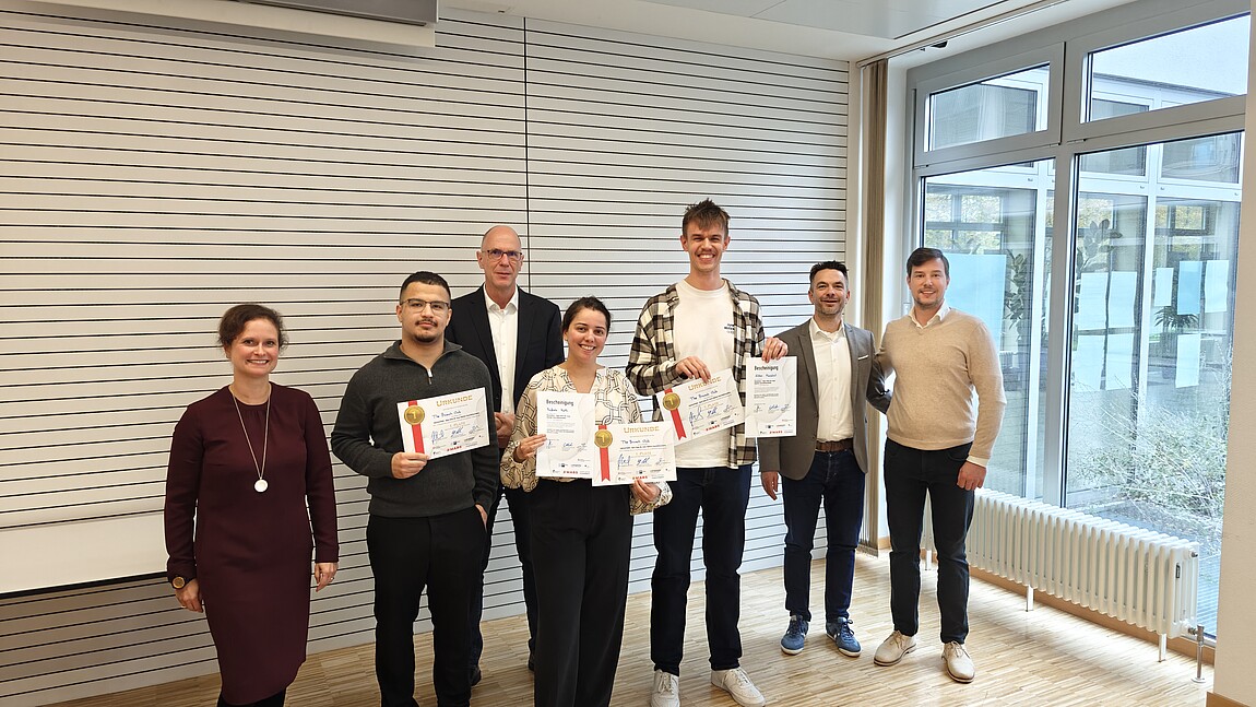 251109_hackathon_Preisträger1 Das Gewinnerteam