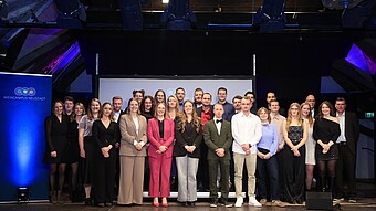 251121_Weincampus_Abschlussfeier_Gruppenbild Die Bachelor-Absolventinnen und Absolventen des Jahrgangs 2025 am Weincampus Neustadt