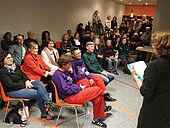 Rednerin spricht vor Auditorium