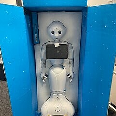 Der Roboter "Pepper" im Karton, bei der ersten Vorstellung