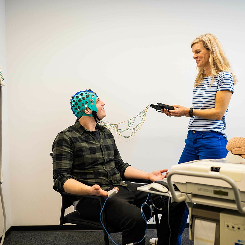 Proband angeschlossen an ein EEG