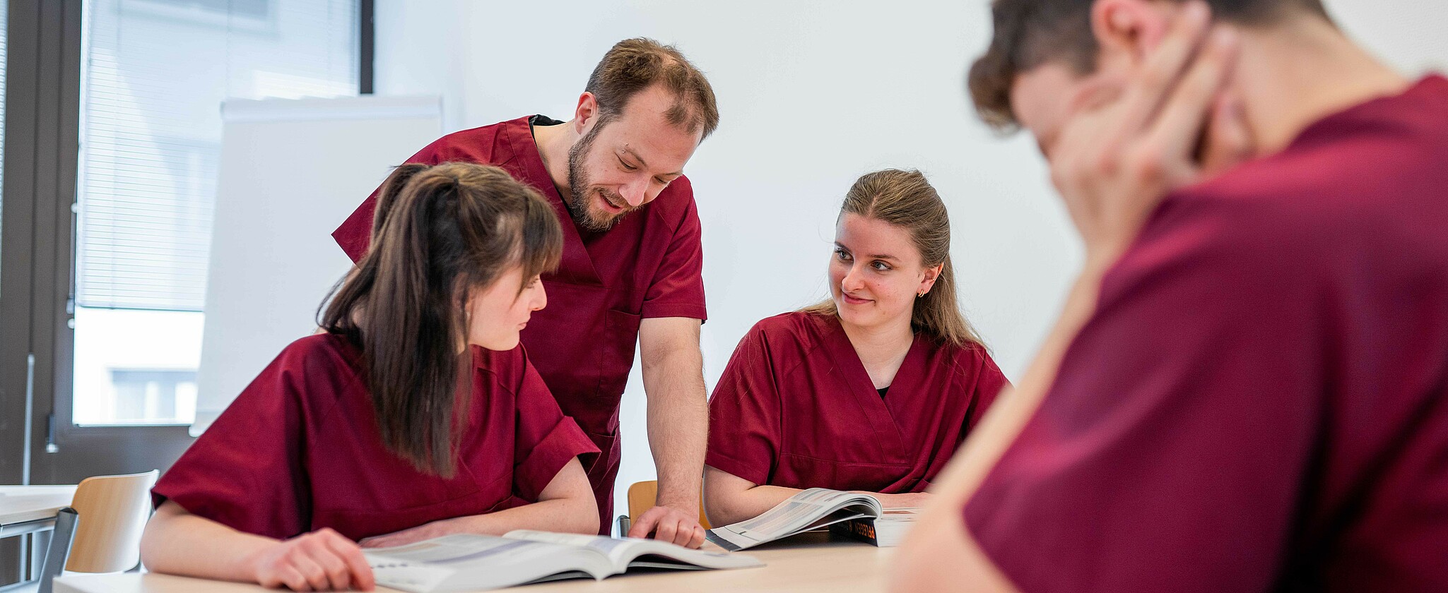 Studierenden im Fachgespräch