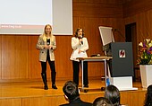 (V.l.) Katharina-Sophia Freund und Laura Blasek stellen ihren neuen Kommiliton*innen die Hochschule vor. (Bild: HWG LU)