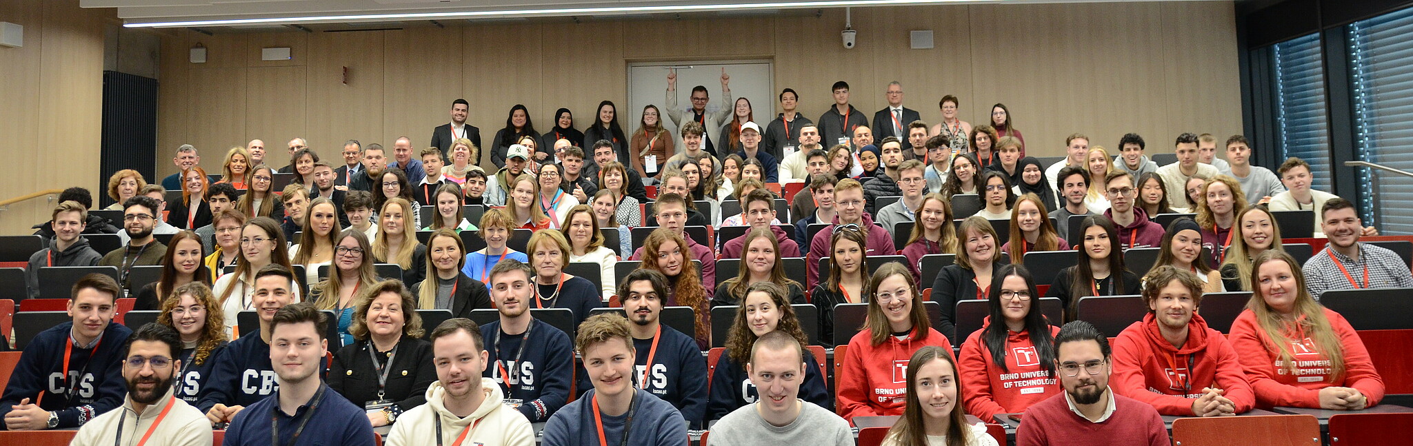 Group photo of all EAW participants in the auditorium of the HWG LU