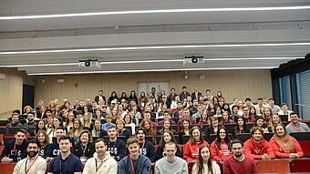 Gruppenfoto aller Teilnehmenden der EAW im Auditorium der HWG LU