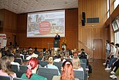 University President Prof. Dr. Gunther Piller welcomed the freshmen (Photo: HWG LU)