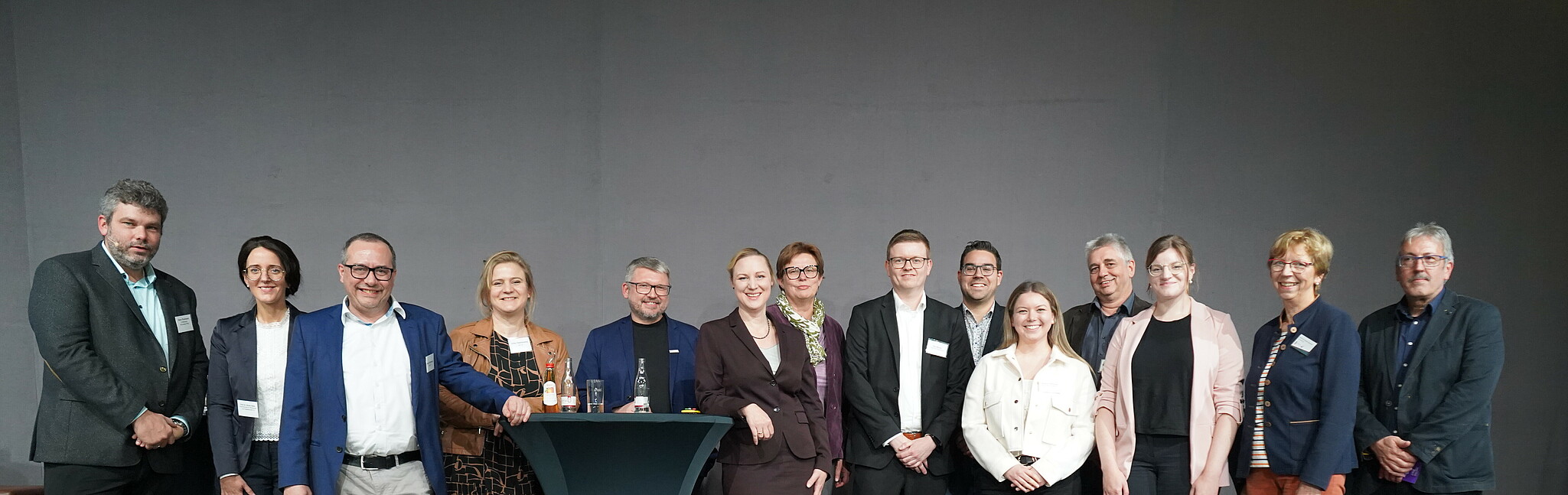 Gruppenbild vom Fachkräftegipfel