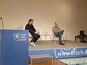 Moderator Prof. Peter Rahn with speaker Jörg Alt on the stage of the lecture hall in the Ernst Bloch Center.