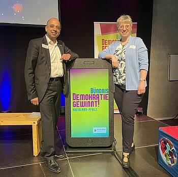 Prof. Dr. Gupte and Petra Schorat-Waly