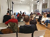 Speaker Jörg Alt (right) and Prof. Peter Rahn discuss with the audience at the Ernst Bloch Center.