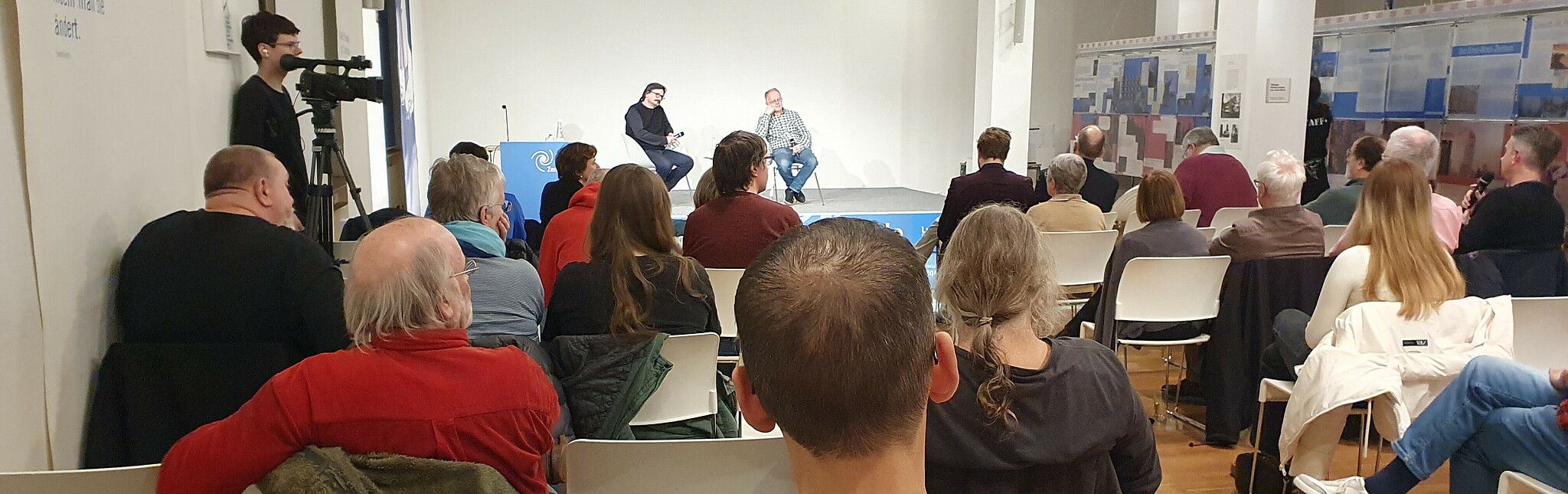 Referent Jörg Alt (r.) und Prof. Peter Rahn diskutieren im Ernst-Bloch-Zentrum mit dem Publikum.