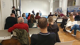 Referent Jörg Alt (r.) und Prof. Peter Rahn diskutieren im Ernst-Bloch-Zentrum mit dem Publikum.