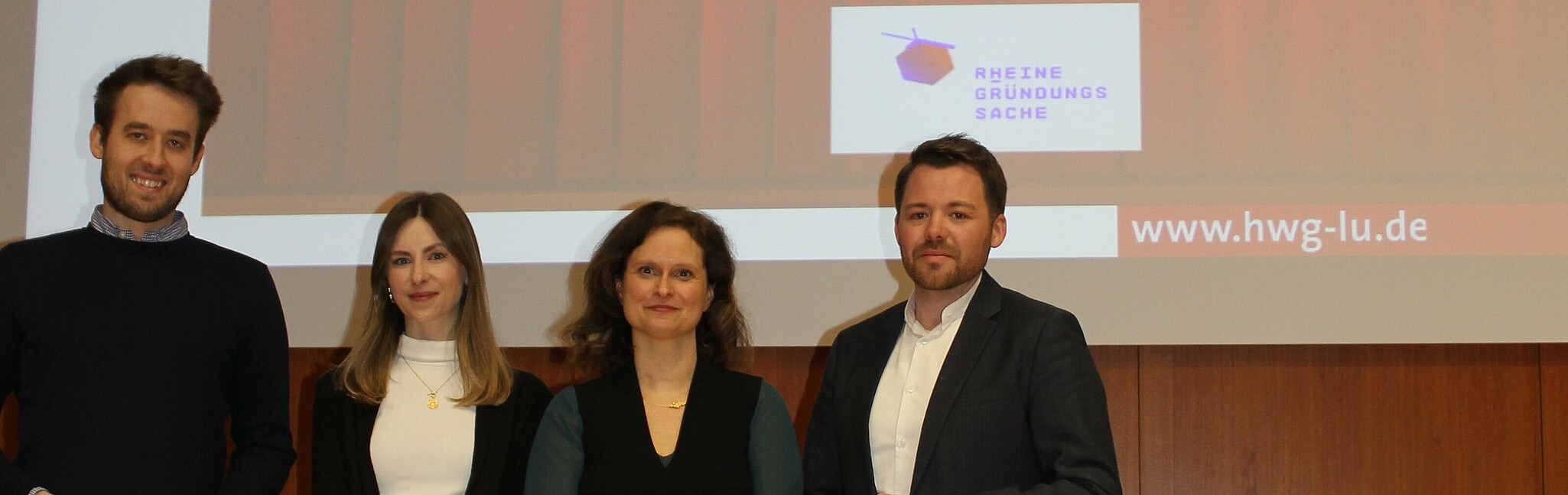 The new head of the HWG LU start-up office, Prof. Dr. Christina Stadler, surrounded by former students and company founders Jan Stratmann (BitterPower GmbH), Lena Geib (Lena Geib Photographie) and Simon Jäger (RE-ALIS GmbH).