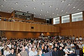 Full house: View into the auditorium at the freshman welcome ceremony for WS 2023/24 (Image: HWG LU)