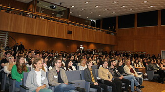 Erstsemester in der Aula