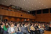 Erstsemester in der Aula