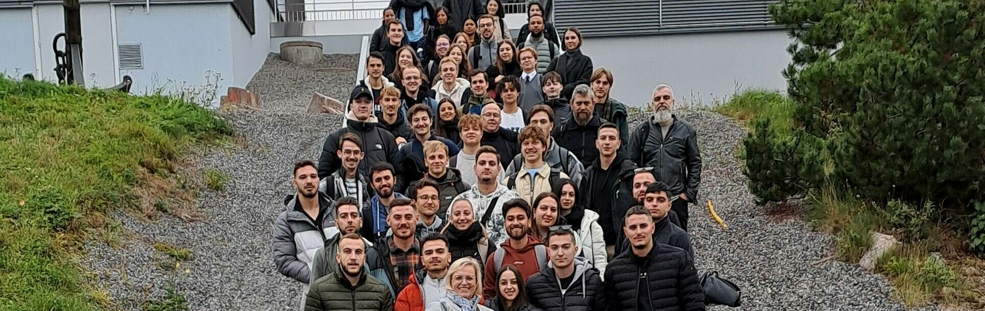 Gruppenbild der Studierenden vor der finnischen SAMK-Hochschule