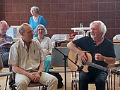 Prof. Dr. Arnd Götzelmann in conversation with the well-known guitarist Claus Boesser-Ferrari, an alumnus of the EFH (Photo: HWG LU/Wassmann)