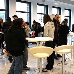 SchülerInnnen im Foyer des C-Gebäudes