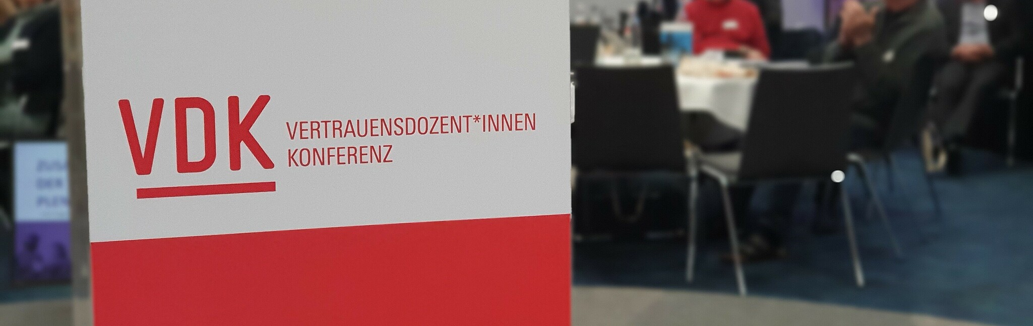 250411_Boeckler-Foundation_Reitzig Böckler Foundation banner; conference participants in the background