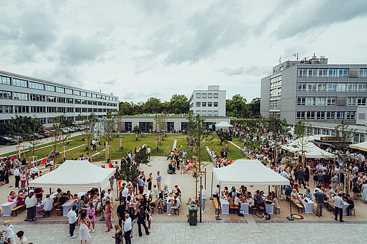 Jahrgangsfeier auf dem neuen Campusgelände der HWG LU im Juli 2024