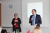 Marie Sibold von ArbeiterKind.de und Hochschulpräsident Prof. Dr. Peter Mudra bei der Begrüßung