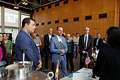 Minister Hoch with President Prof. Dr. Gunther Piller, President Prof. Dr. Antje Krause and President Prof. Dr. Hans-Joachim Schmidt in the background (Photo: Weincampus Neustadt)