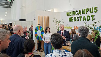 Menschengruppe bei Weinprobe