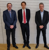 Hochschulpräsident Prof. Dr. Peter Mudra, Prof. Dr. Nikolas Wölfing, Prof. Dr. Axel Kihm (Prodekan FB I)