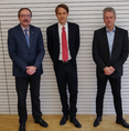 Hochschulpräsident Prof. Dr. Peter Mudra, Prof. Dr. Nikolas Wölfing, Prof. Dr. Axel Kihm (Prodekan FB I)