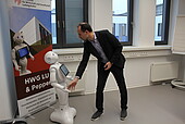 Minister Hoch berührt Roboter