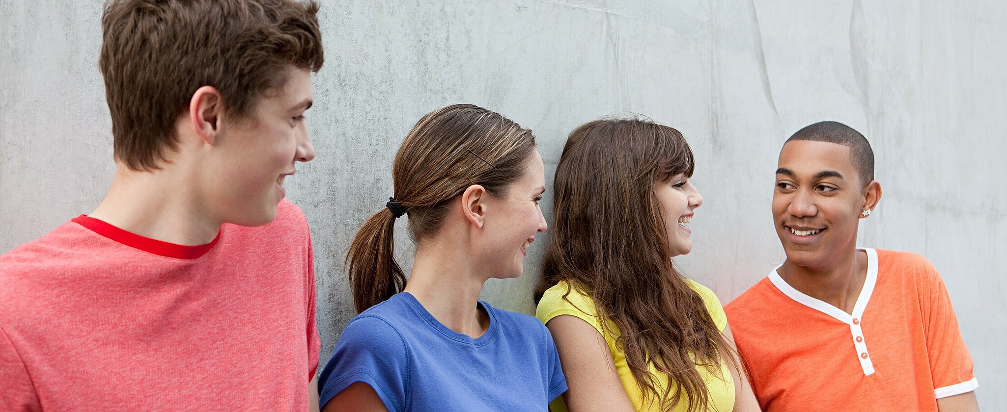 4 junge Leute in bunten Shirts - Bild der Unterseite "Betriebswirtschaft in all ihren Facetten"