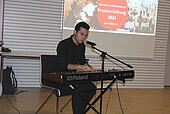 Junger Mann am E-Piano