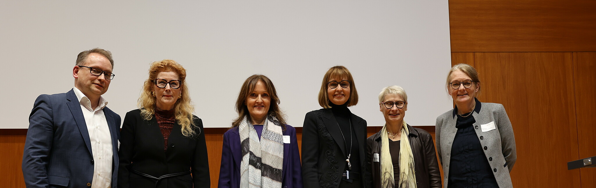 Gruppenbild mit Referent*innen und Organisatorinnen