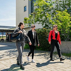 Studierende auf dem Campus