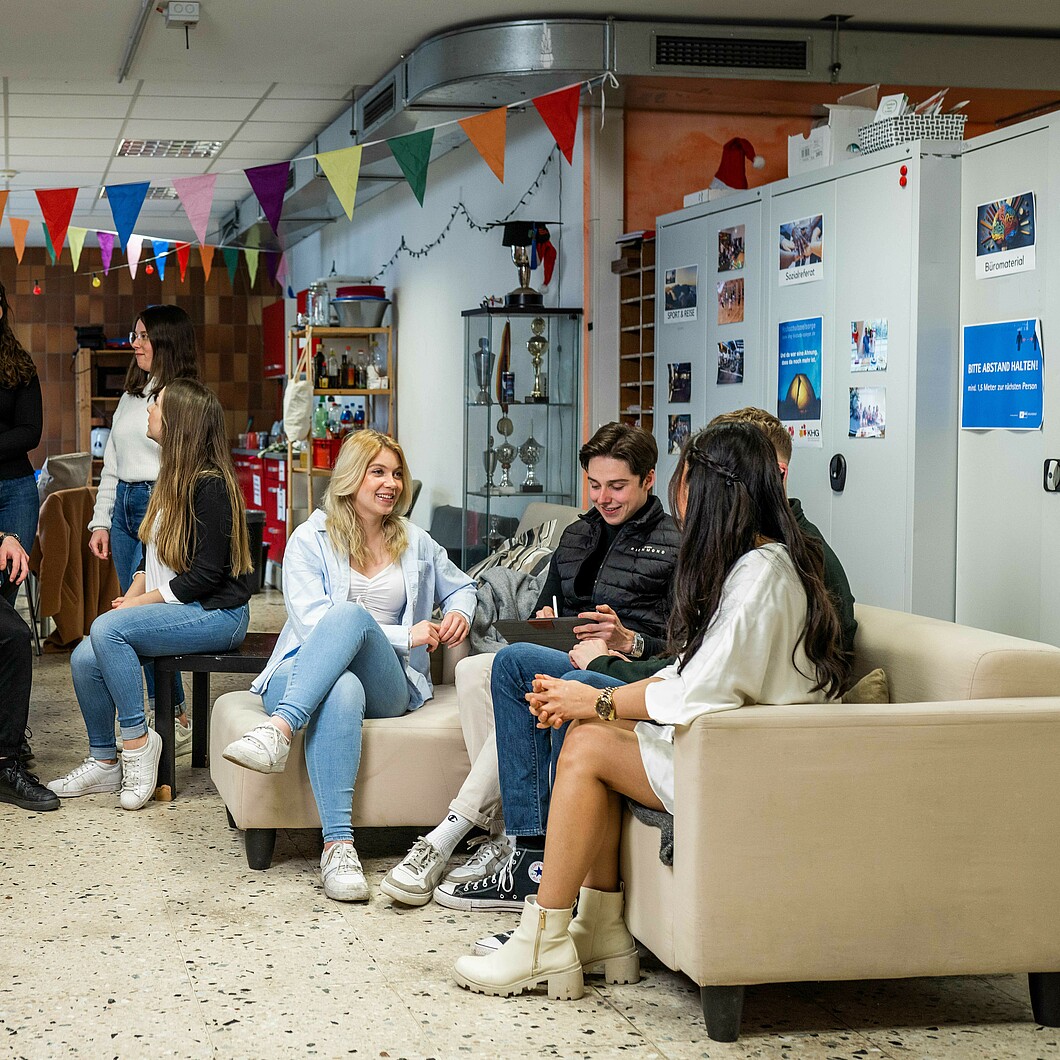 Fröhliche Studierende im AStA-Keller