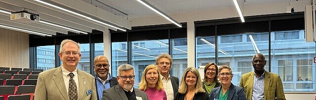 Gruppenbild beim Rundgang auf dem Campus, hier im Atrium des Neubaus