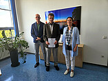 Presentation of certificates: Prof. Dr. KLaus Freyburger with University President Prof. Dr. Gunther Piller and Dean Prof. Dr. Birgit Angermayer (Image: HWG LU)