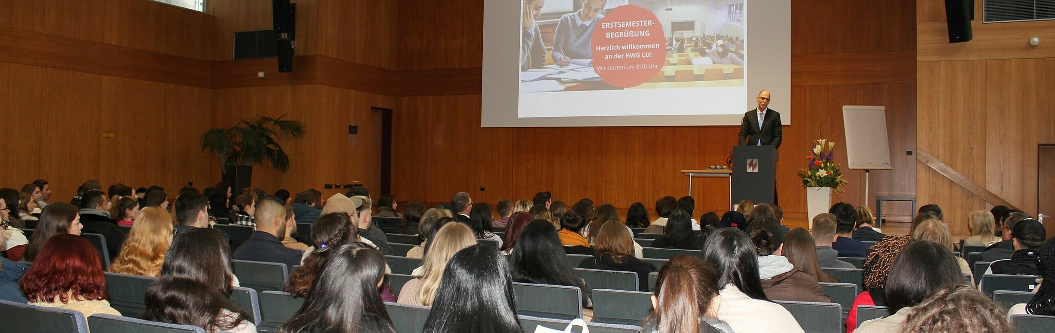 Hochschulpräsident Prof. Dr. Gunther Piller begrüßt die Erstsemester in der Aula (Bild: HWG LU)