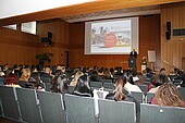 University President Prof. Dr. Gunther Piller welcomes the freshmen in the auditorium (Photo: HWG LU)