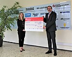 Tatjana Kamrad, Leiterin Personalentwicklung und Ausbildung der Sparkasse Vorderpfalz, und Hochschulpräsident Prof. Dr. Peter Mudra bei der symbolischen Übergabe des Spendenschecks gestern an der HWG LU. (Bild: HWG LU)