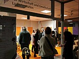 Eingangsbereich des Social Innovation Lab mit Besuchern