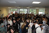 Studierende drängen sich im Foyer