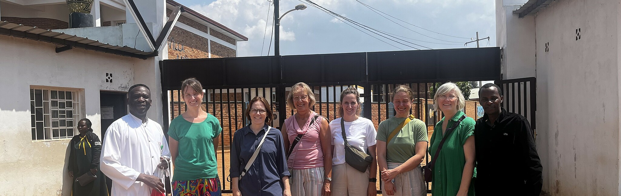 Team der HWG LU und Dr. Mumbere Baghuma Judson Clinical Director des Ruli Distriktkrankenhauses, Erica Karera Vizedirektor des Ruli Higher Institute of Health, Lehrende der Schule für Pflegeberufe des Katholischen Klinikums Koblenz – Montabaur 