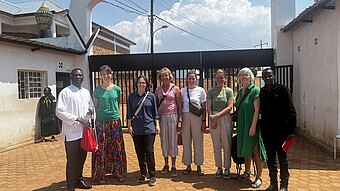 Team der HWG LU und Dr. Mumbere Baghuma Judson Clinical Director des Ruli Distriktkrankenhauses, Erica Karera Vizedirektor des Ruli Higher Institute of Health, Lehrende der Schule für Pflegeberufe des Katholischen Klinikums Koblenz – Montabaur 