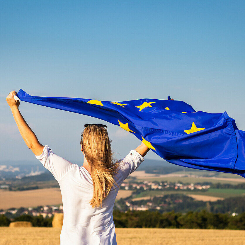 Studierende mit EU-Flagge