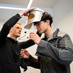 Zwei Personen die eine Maske zusammen testen die eine Verschlechterung des Augenlichtes zeigt.