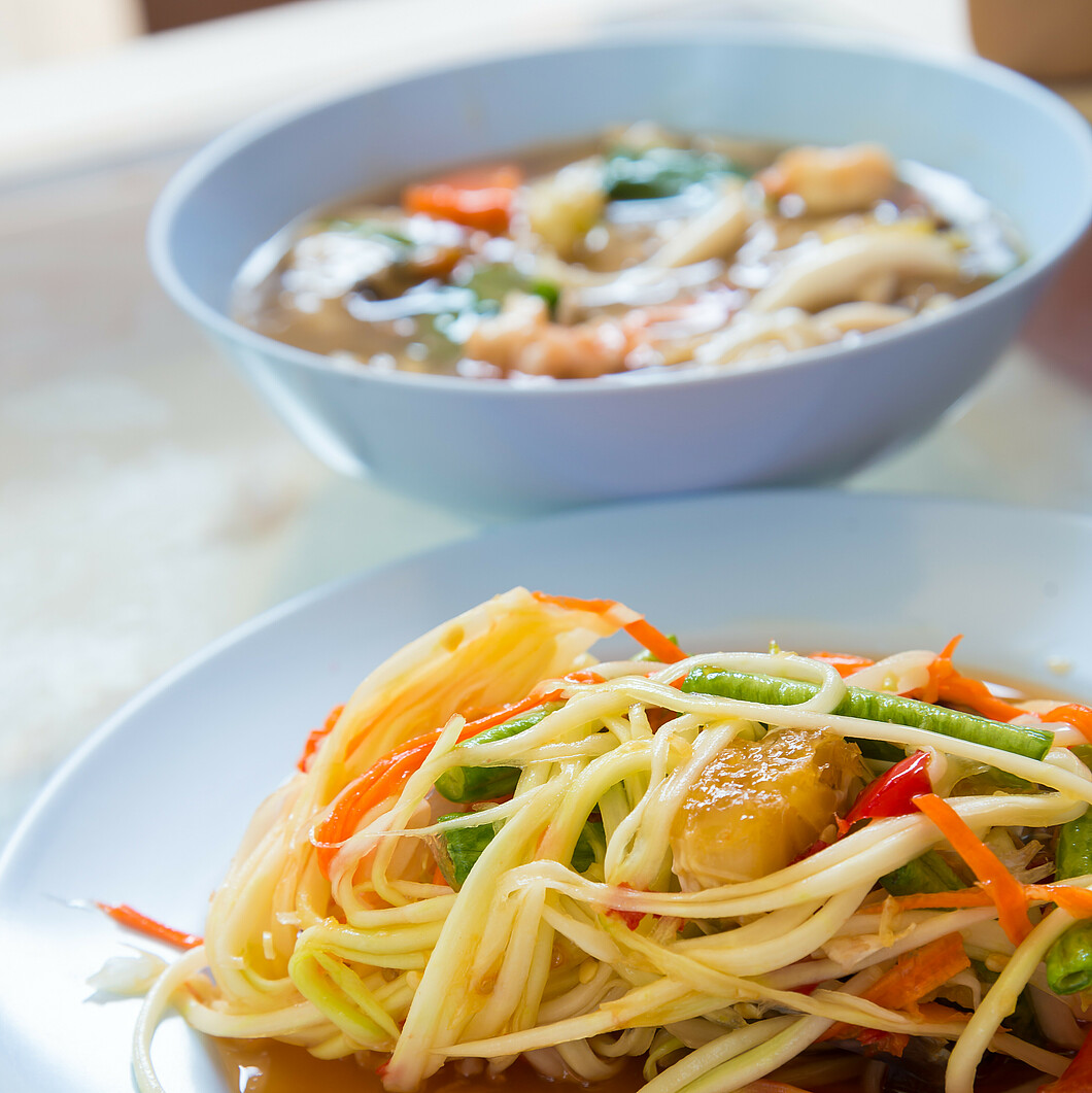 Teller mit asiatischem Essen